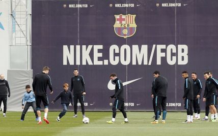 Три хлопчики таємно пробралися на тренування "Барселони" і приєдналися до футболістів