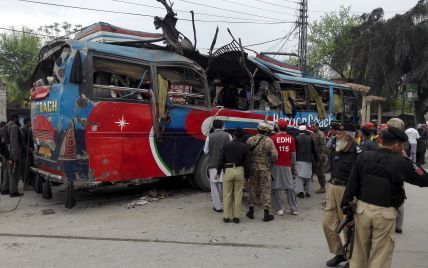 У Пакистані вибухнув автобус із держслужбовцями: 15 людей загинули