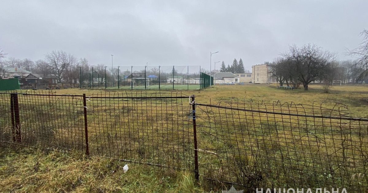 На очах у дітей побив і викинув на смітник: у Полтавській області чоловік скалічив собаку