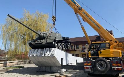 В Ровно демонтировали памятник с советской техникой: на Холме Славы пушки развернут на Москву