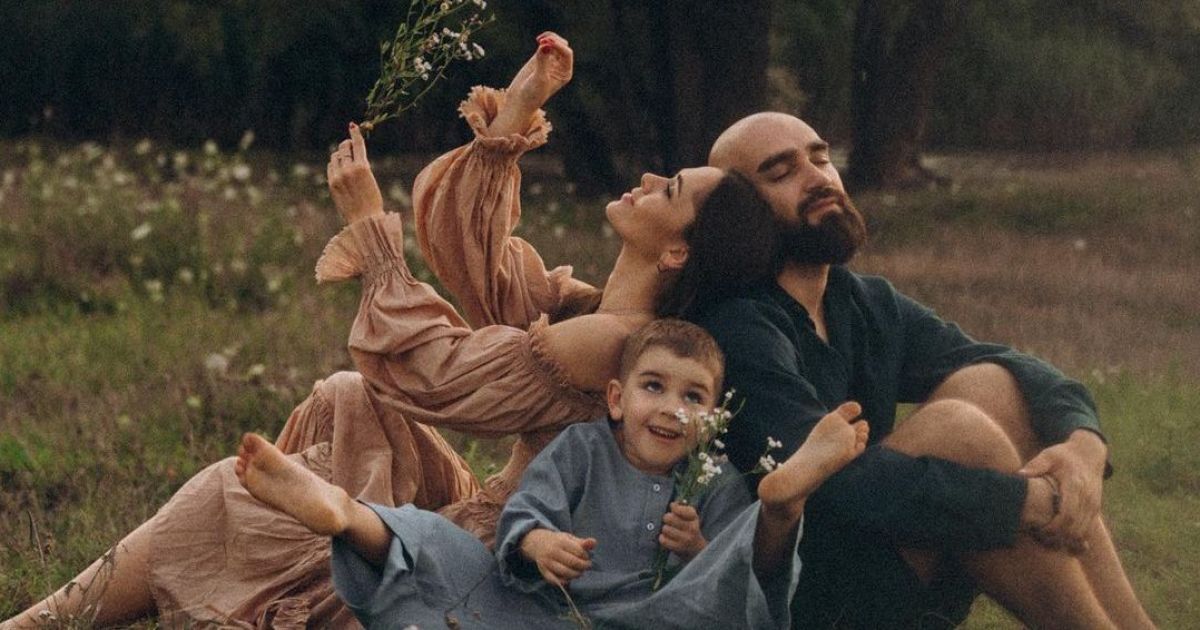 Юлия Санина умилила нежным фотосетом с мужем и сыном и рассекретила, что любит