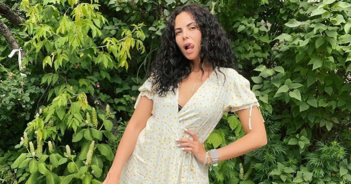 Іш киім киген жігіттер суреттерді жұлқылап жатыр