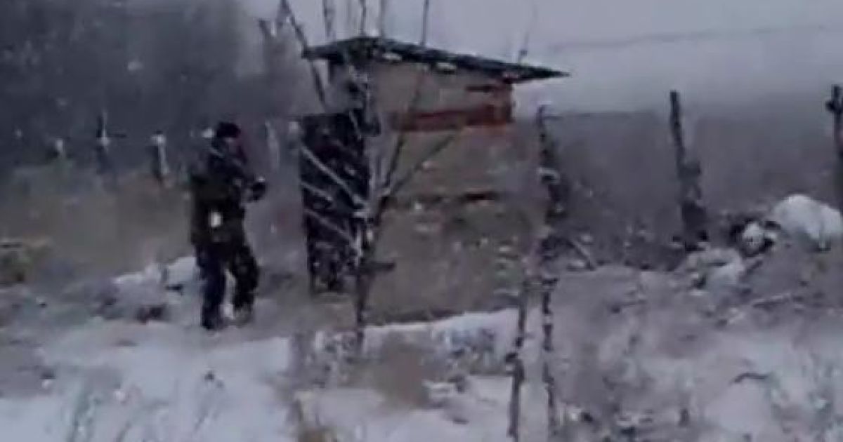 Боевик стоит с гранатой возле туалета за мгновение до взрыва