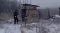 Боевик стоит с гранатой возле туалета за мгновение до взрыва