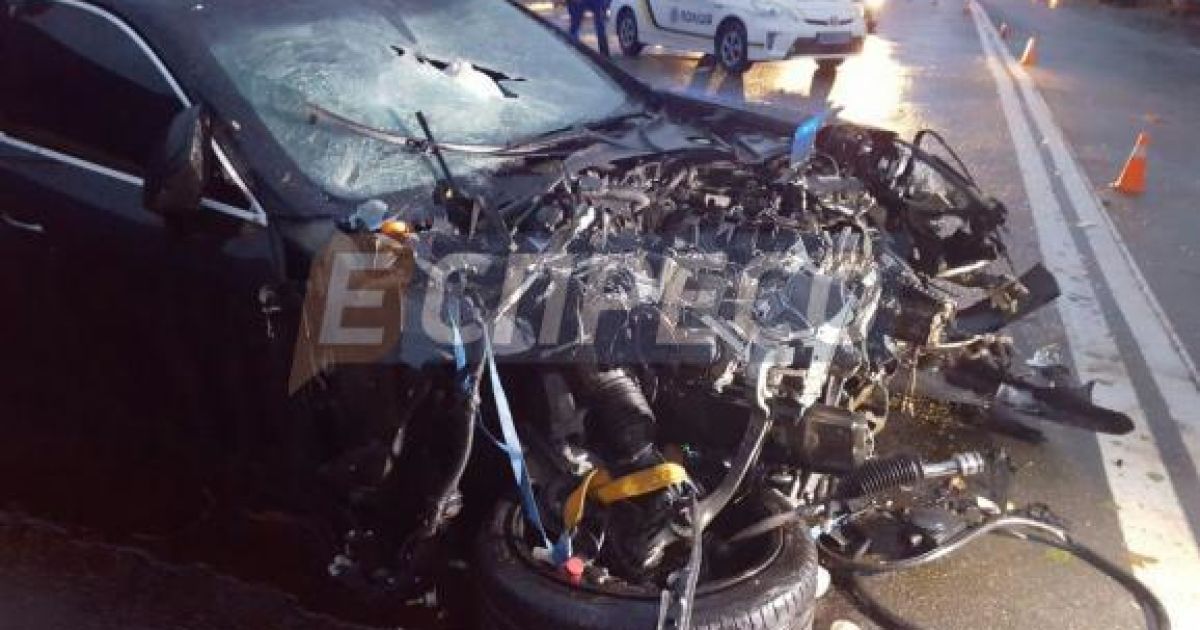 У Києві Porsche Panamera на швидкості протаранив легковик, вчавивши його у вантажівку