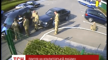 У Бучі під Києвом повістки вручали прямо перед кондитерською фабрикою