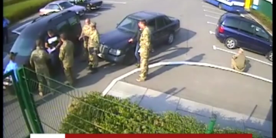 У Бучі під Києвом повістки вручали прямо перед кондитерською фабрикою