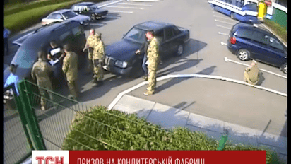 В Буче под Киевом повестки вручали прямо перед кондитерской фабрикой