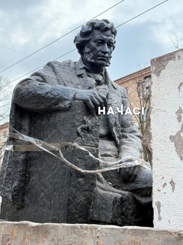 Демонтаж пам'ятника / © Фото з соціальних мереж