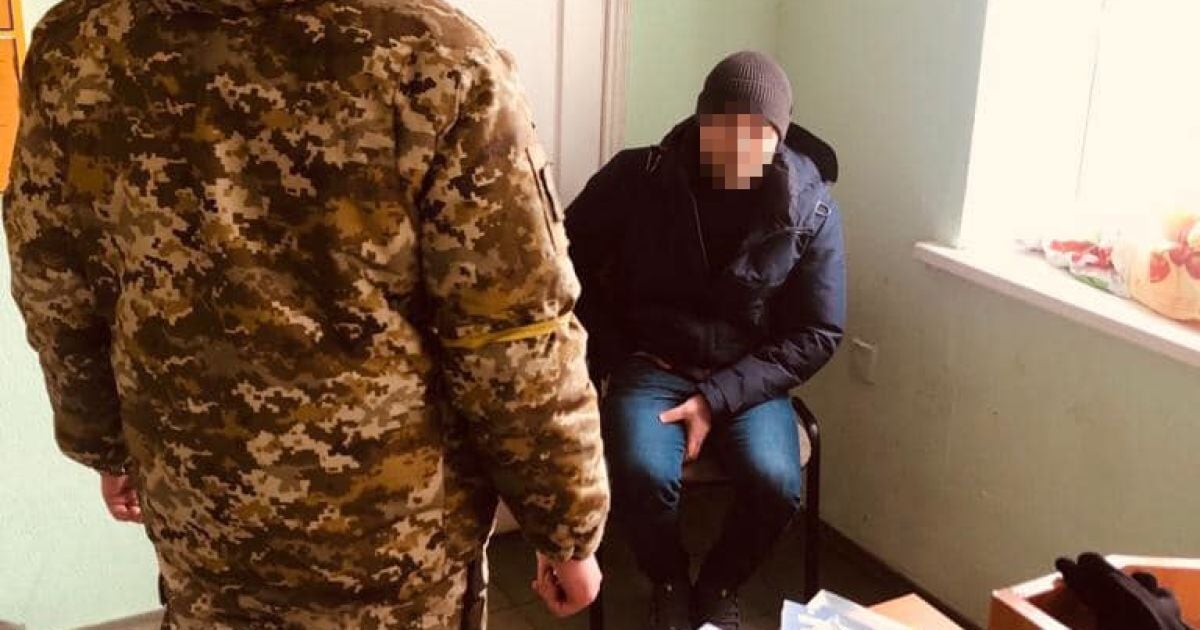 На кордоні військовозобов'язані чоловіки пропонують по $1000 хабаря, щоб виїхати з України