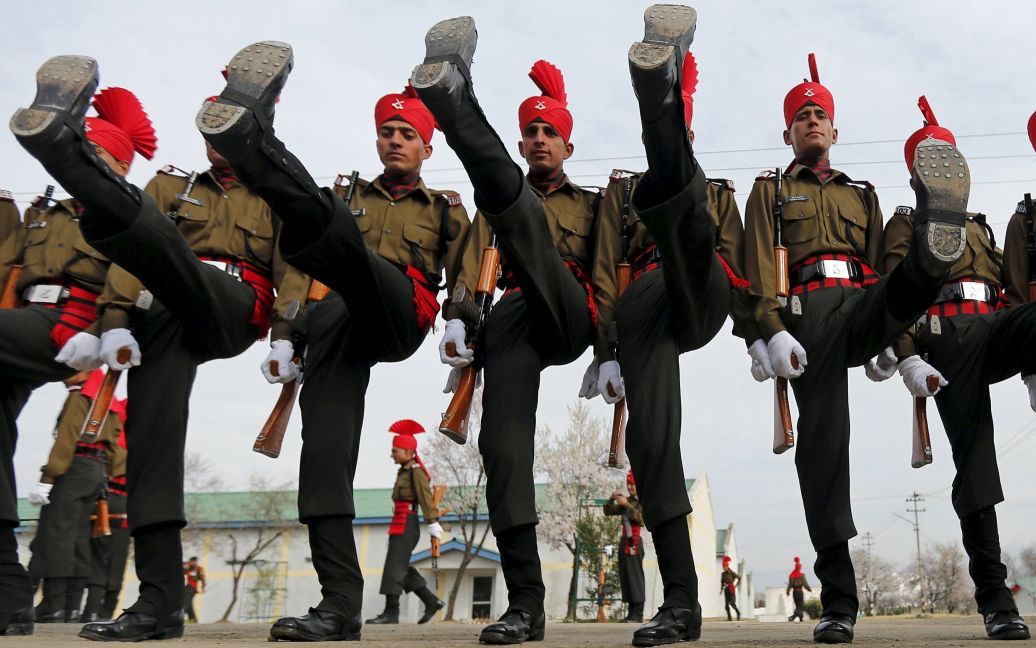 Новобранцы индийской армии в парадной форме салютуют перед тем, как уйти с парада в свой гарнизон в Сринагаре. 242 молодых человека из разных религиозных конфессий были причислены в Легкий пехотный полк после 49-недельного обучения. / © Reuters