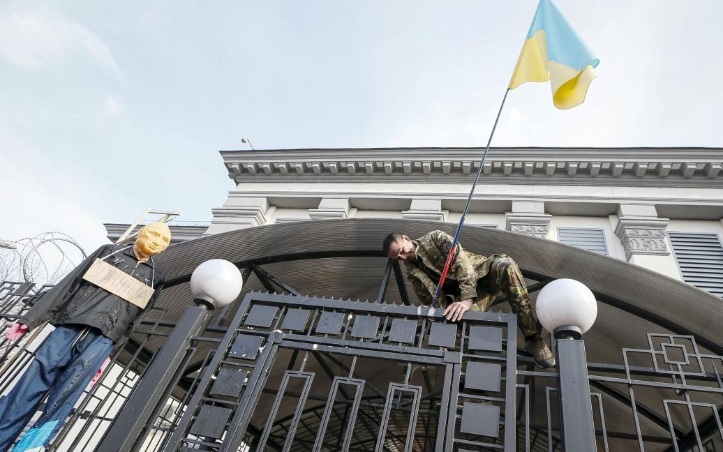 Люди жбурляли яйця у будівлю посольства / © Reuters