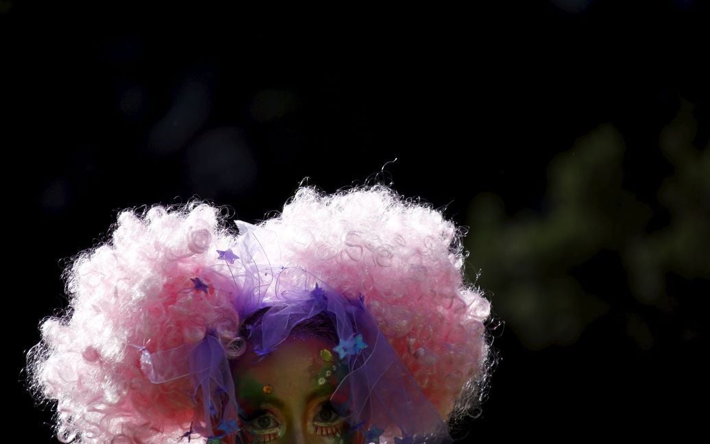 Учасник у костюмі готується взяти участь в параді геїв і лесбіянок в Сіднеї, Австралія. / © Reuters