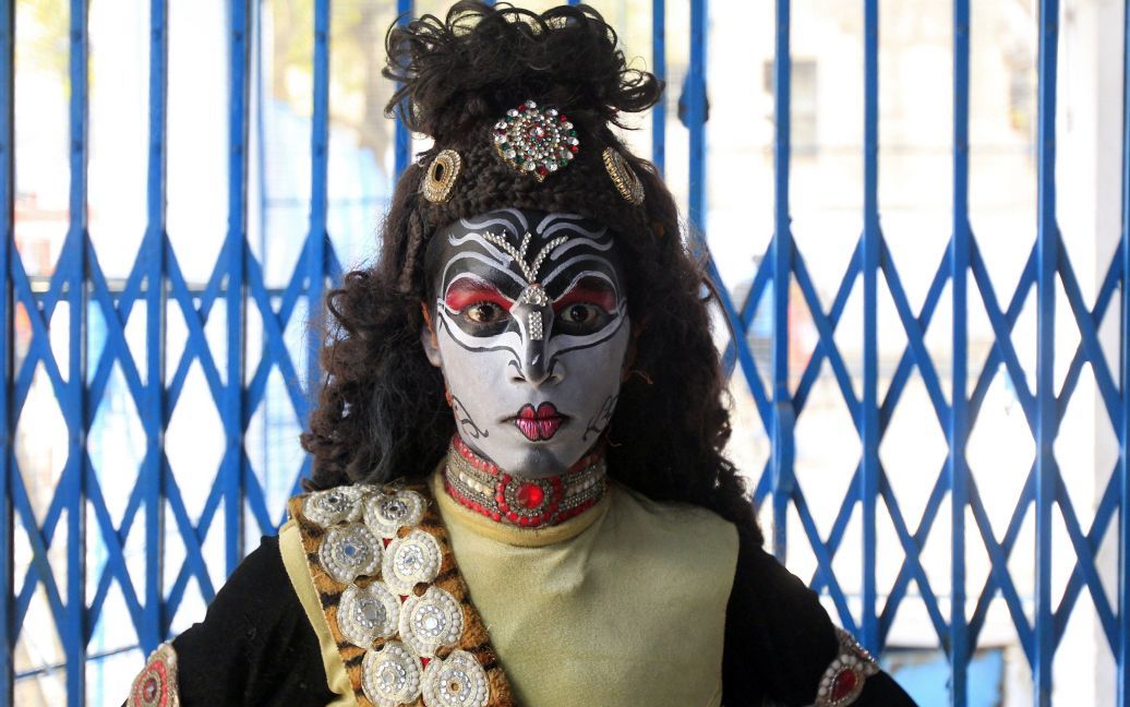 Мальчик, одетый в индуистского бога Шиву, перед процессией на празднике Махашиваратри в Аллахабаде, Индия. Индусы по всей стране отмечают Махашиваратри, более известный как годовщину свадьбы Господа Шивы. / © Reuters