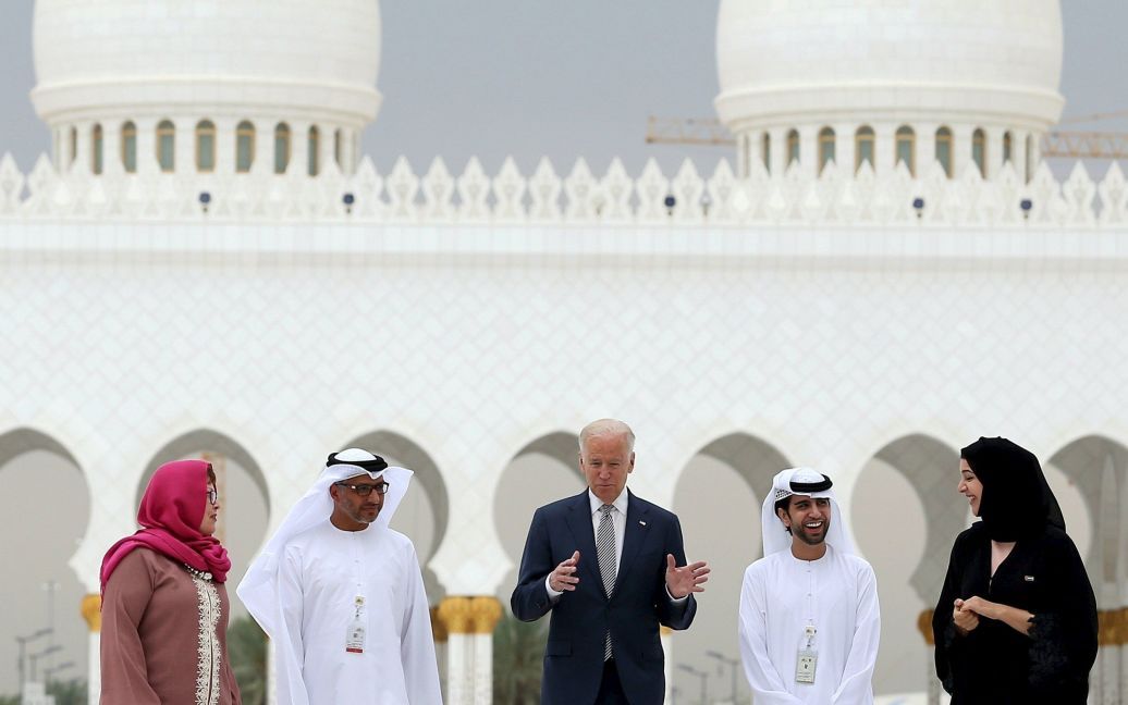 Вице-президент США Джо Байден во время посещения Большой мечети Шейха Заида в Абу-Даби, ОАЭ. / © Reuters