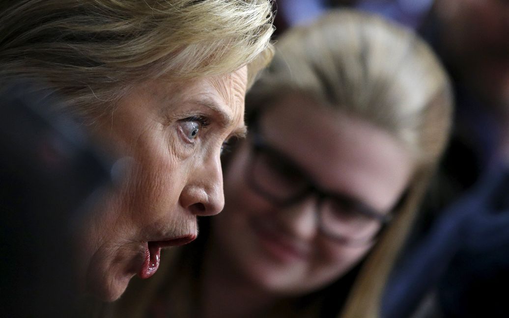 Кандидат в президенты США от Демократической партии Хиллари Клинтон разговаривает со своими сторонниками во время предвыборной кампании в Детройте. / © Reuters