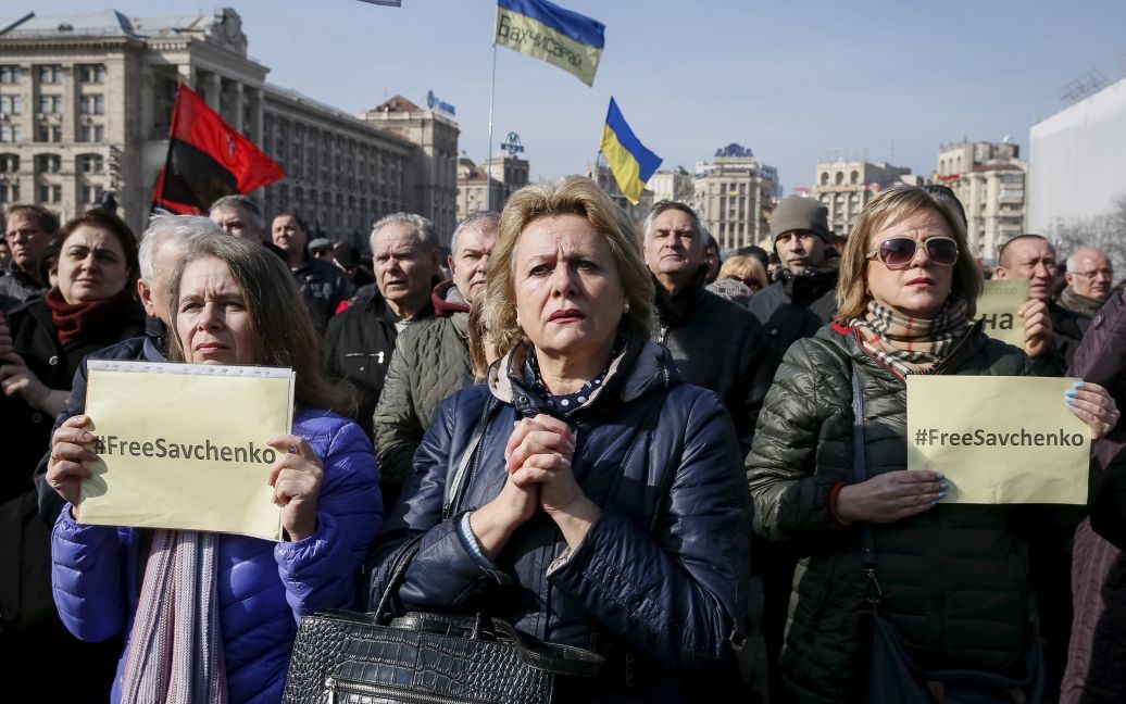 Люди принимают участие в митинге с требованием освобождения украинской летчицы Надежды Савченко в России. Митинг проходил в центре Киева. / © Reuters