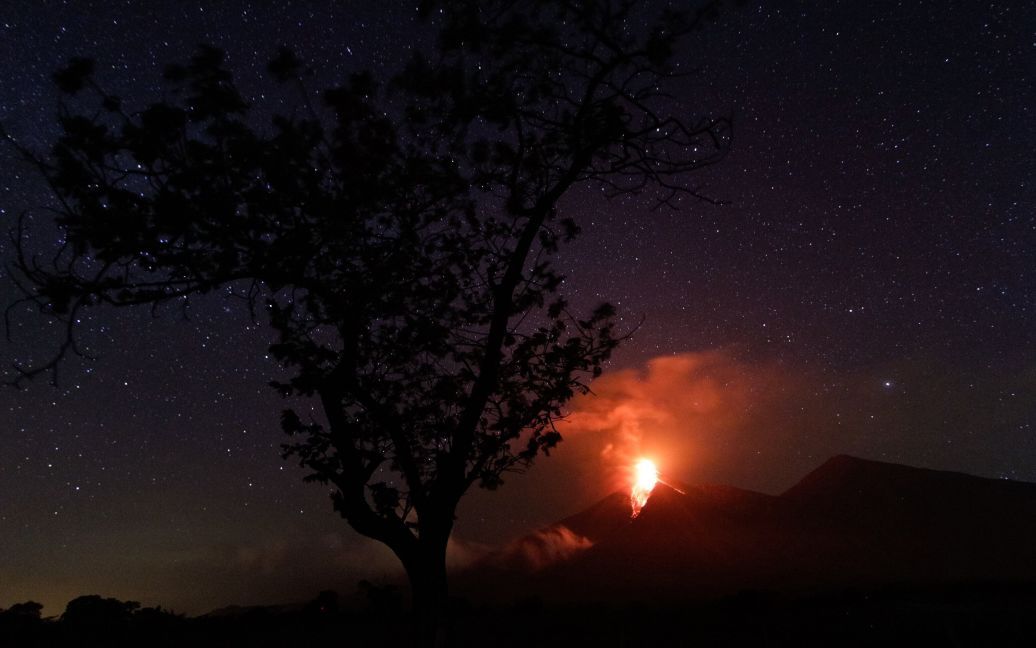 Лава течет из вулкана Фуэго во время извержения на окраине города Гватемала. / © Reuters