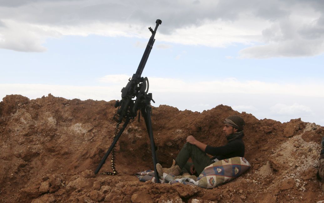 Сирийские повстанцы вблизи деревни Эль-Латамна. / © Reuters