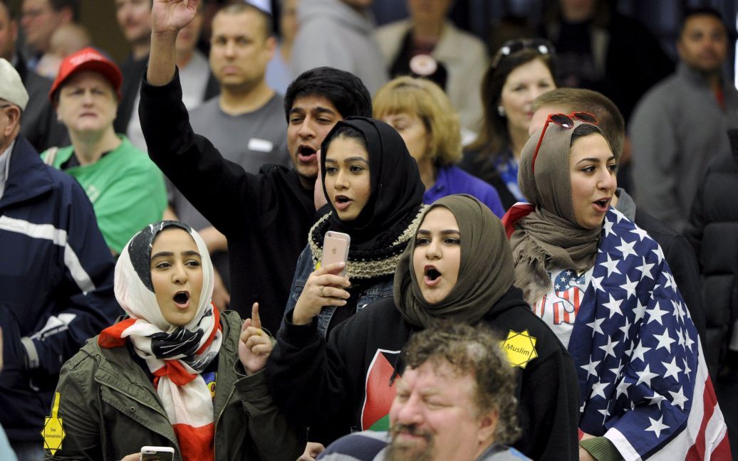 Молодые мусульмане протестуют против кандидата в президенты США республиканца Дональда Трампа накануне его встречи со сторонниками в городе Вичита, штат Канзас. / © Reuters