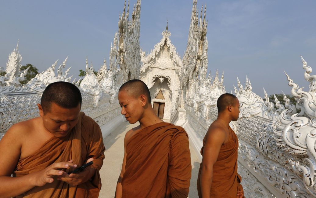 Буддійські монахи здійснюють екскурсію до Ват Ронг Кхун, який також відомий як Білий Храм, у провінції Чіанг Рай, Таїланд. / © Reuters