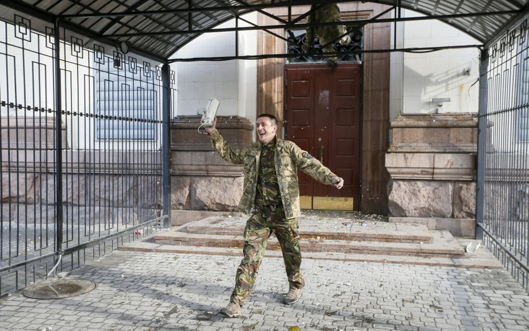 Люди жбурляли яйця у будівлю посольства / © Reuters