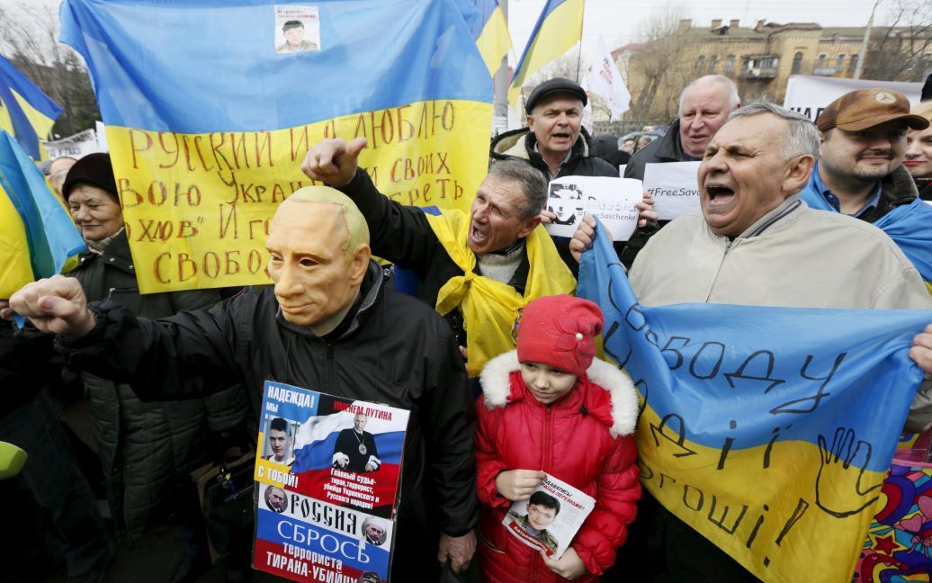Активисты митингуют под посольством РФ / © Reuters