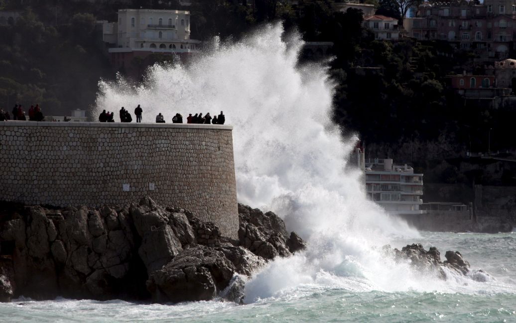 Волны бьются об Английскую набережную в штормовую погоду в Ницце, Франция. / © Reuters