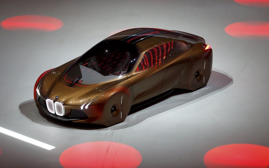 BMW представляет концептуальное авто "Vision Next 100" во время празднования своего столетия в Олимпийском зале в Мюнхене. / © Reuters