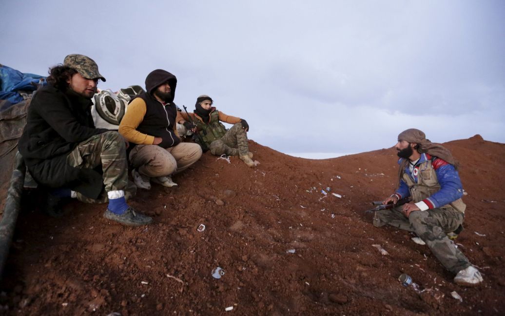Бойцы бригады &quot;Аль-Фурган&quot; вблизи села Азизия. / © Reuters