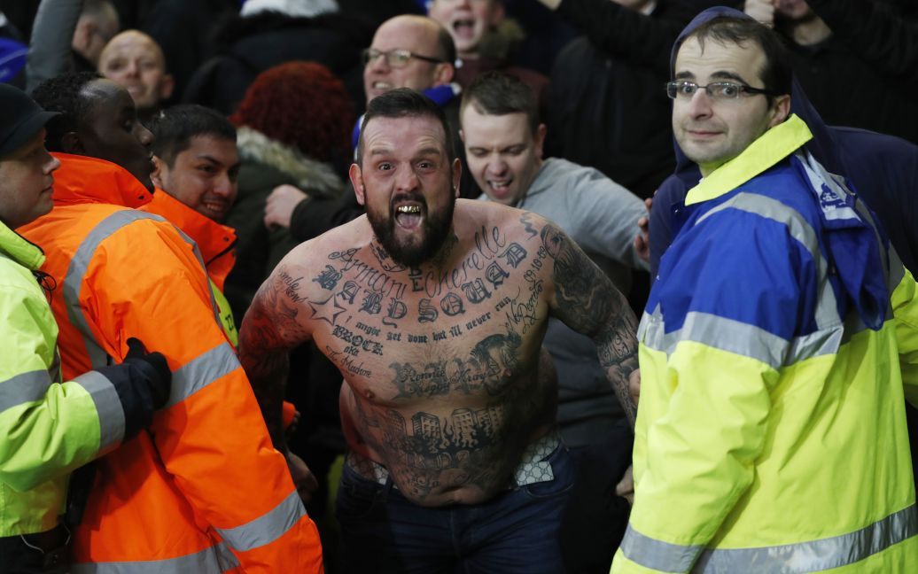 Фанат английского футбольного клуба "Лестер" кричит на фотографа. / © Reuters