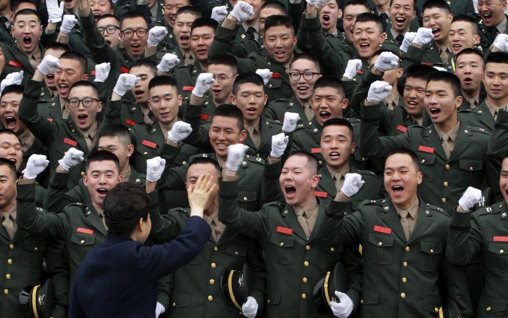 Президент Южной Кореи Пак Кын Хе веселится с новыми военными во время военной церемонии присяги главным военным соединением Южной Кореи. Всего 6003 выпускников из шести крупных военных академий страны были приведены к присяге. / © Reuters