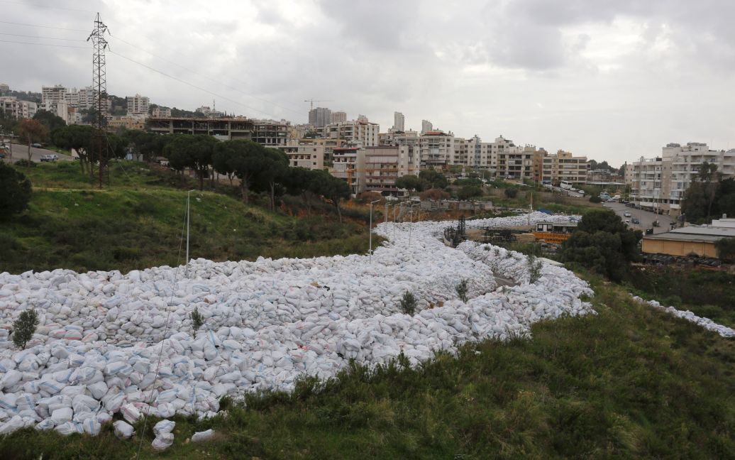 Общий вид упакованных мешков для мусора в Бейруте, Ливан. Проблемы с вывозом мусора в ливанской столице наблюдаются уже на протяжении долгого времени. / © Reuters