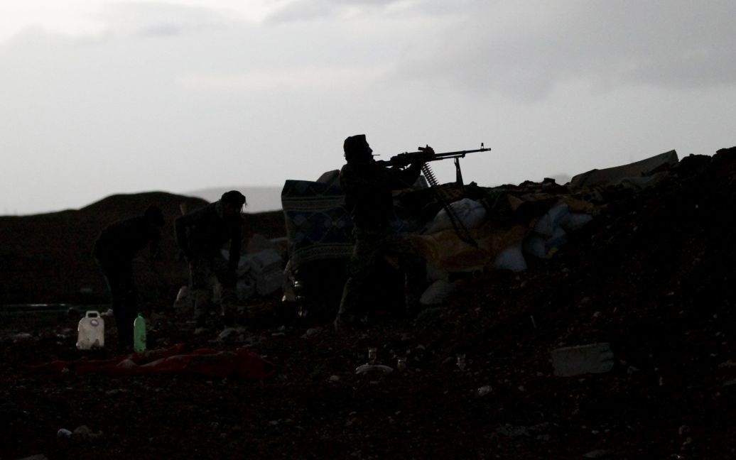 Бойцы бригады "Аль-Фурган" вблизи села Азизия. / © Reuters