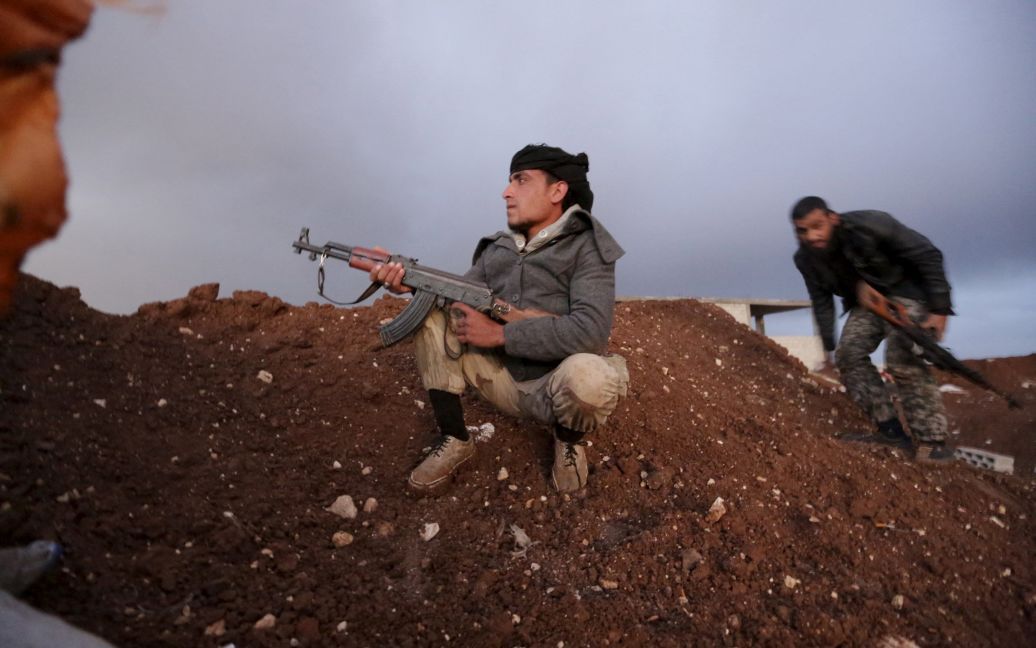 Бойцы бригады "Аль-Фурган" вблизи села Азизия. / © Reuters