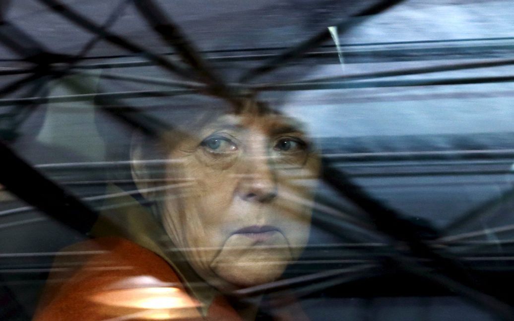 Канцлер Германии Ангела Меркель прибывает на саммит Турция-ЕС в Брюсселе. Евросоюз рассчитывает помочь Анкаре обуздать приток беженцев и мигрантов, которые затем проникают в Европу. / © Reuters