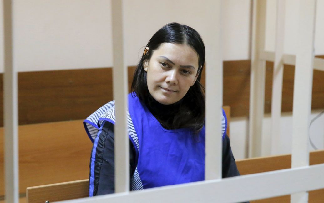 Гюльчехра Бобокулова, няня, подозреваемый в убийстве ребенка, сидит на скамье подсудимых во время судебного заседания в Москве. Женщину отправили в СИЗО на два месяца. / © Reuters