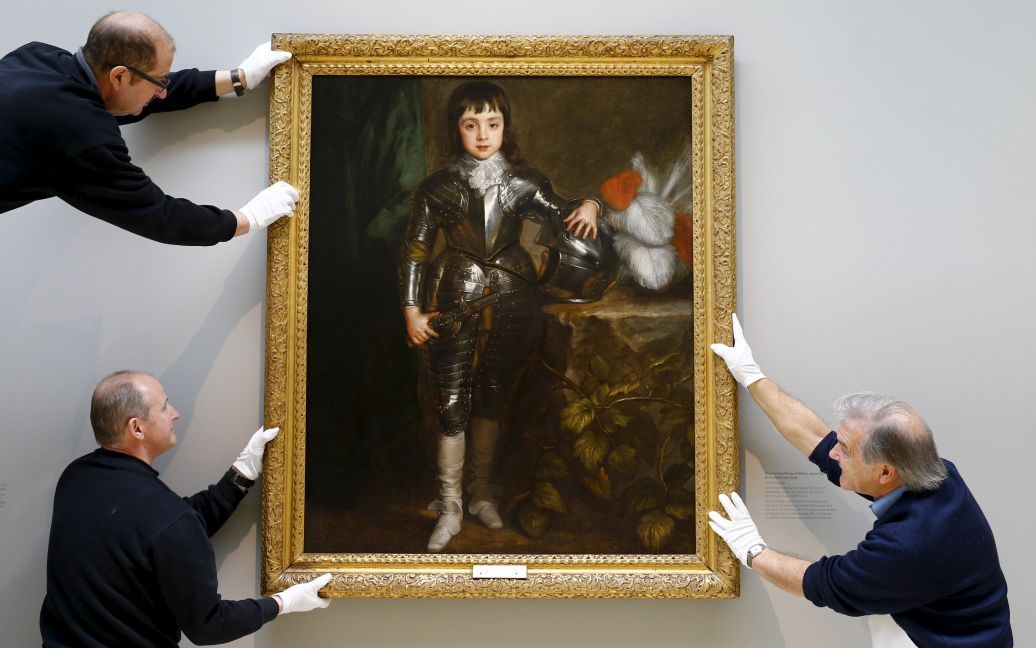 Работники Галереи Хартли в Британии вешают портрет Чарльза II в исполнении художника Энтони ван Дейка. / © Reuters