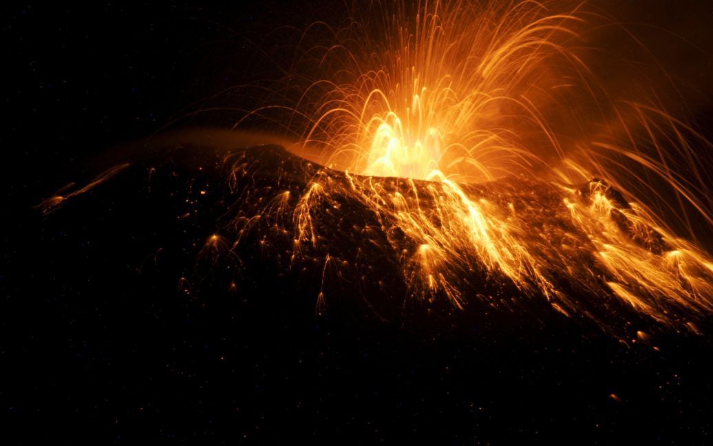 Вулкан Тунгурауа в Эквадоре извергает дым и пепел. / © Reuters