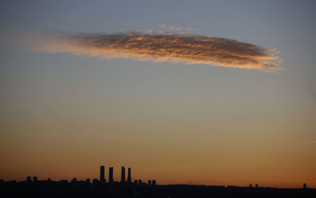 Небоскребы делового района Мадрида видно во время заката. / © Reuters
