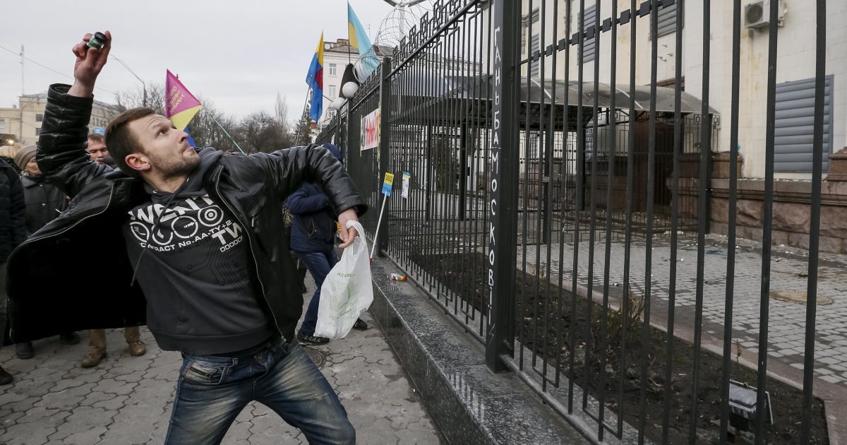 Люди бросали яйца в здание посольства / © Reuters