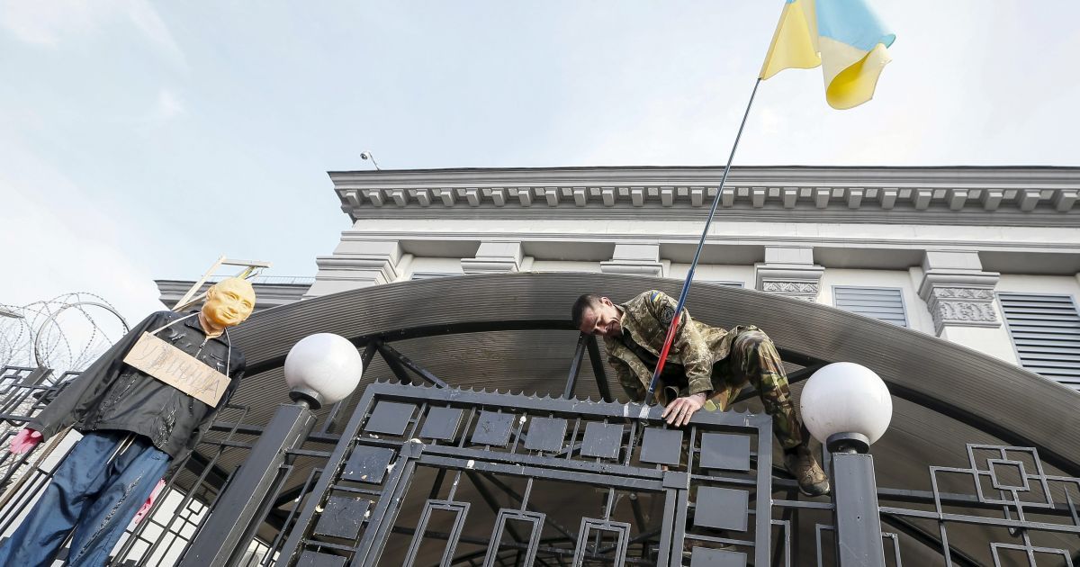 Люди бросали яйца в здание посольства / © Reuters