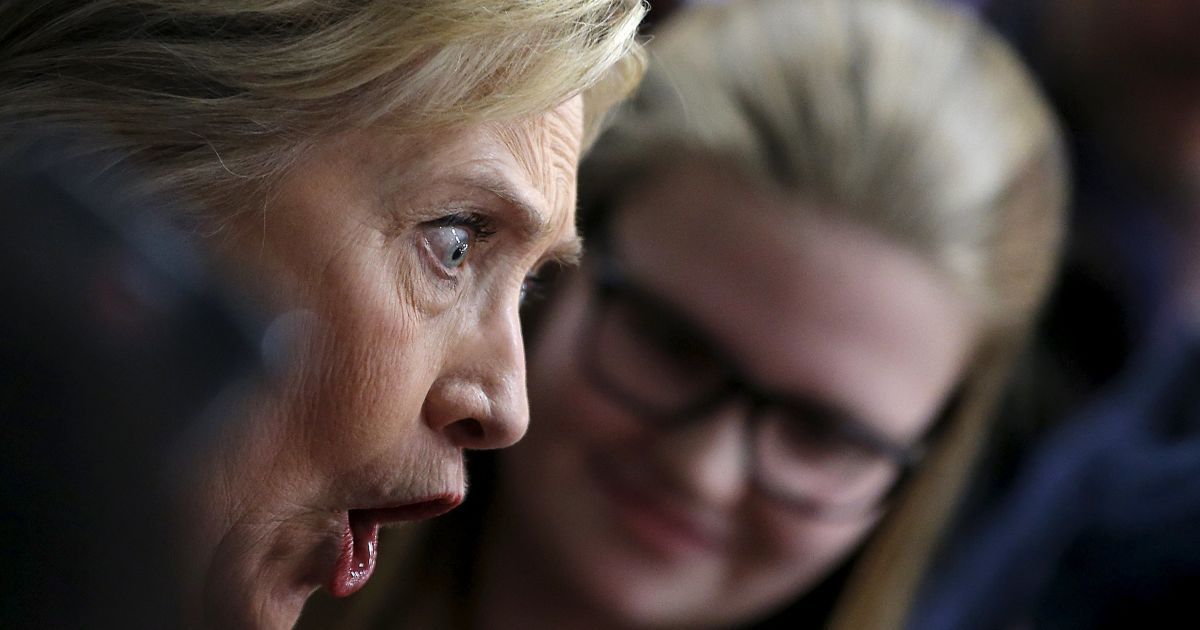 Кандидат в президенты США от Демократической партии Хиллари Клинтон разговаривает со своими сторонниками во время предвыборной кампании в Детройте. / © Reuters