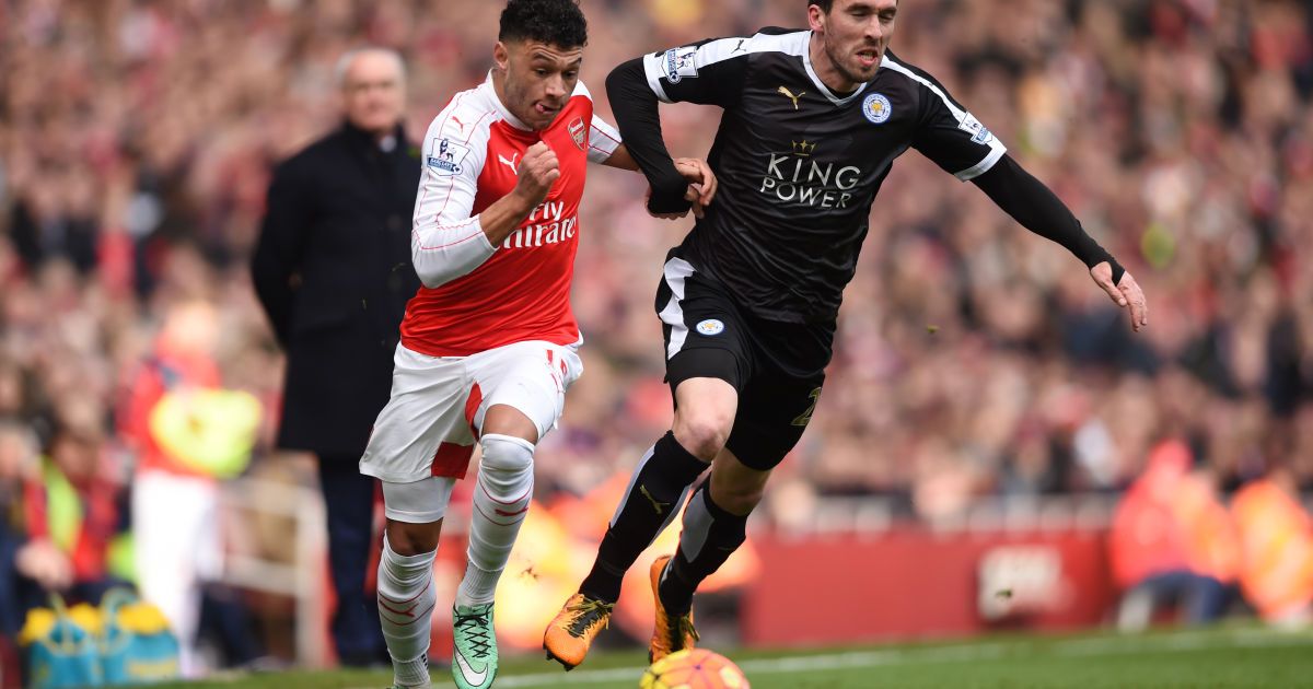 Окслейд-Чемберлен (ліворуч) у матчі за "Арсенал" проти "Лестера".