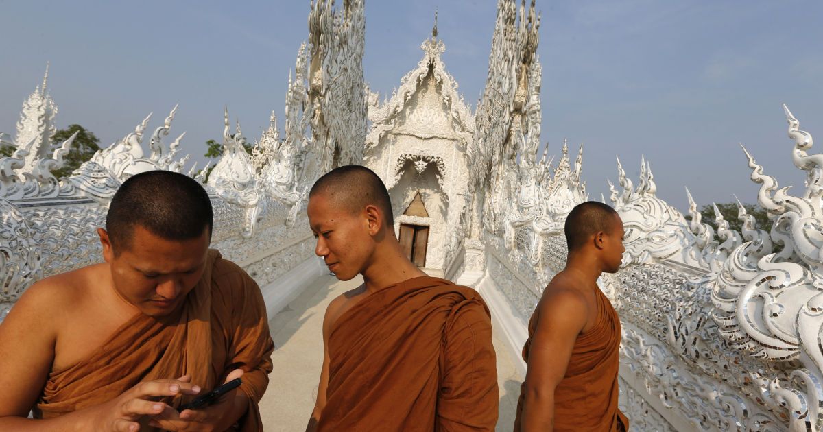 Буддийские монахи совершают экскурсию в Ват Ронг Кхун, который также известен как Белый Храм, в провинции Чианг Рай, Таиланд. / © Reuters