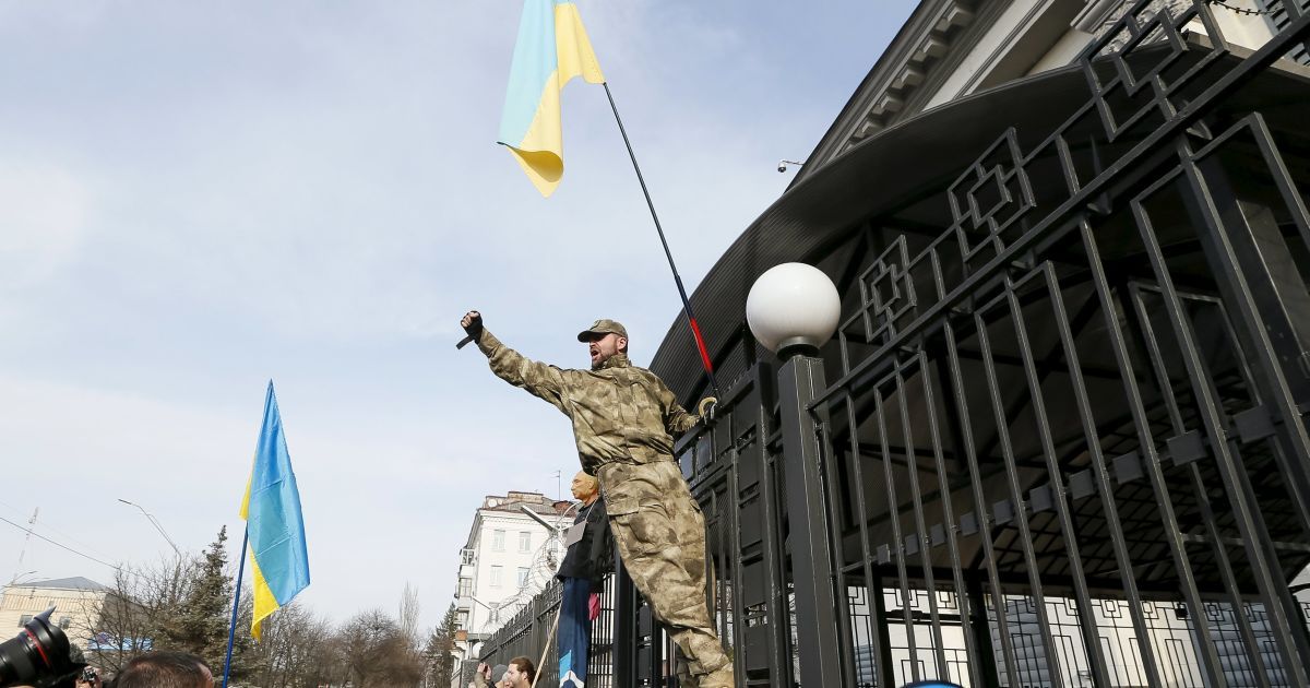 Люди бросали яйца в здание посольства / © Reuters