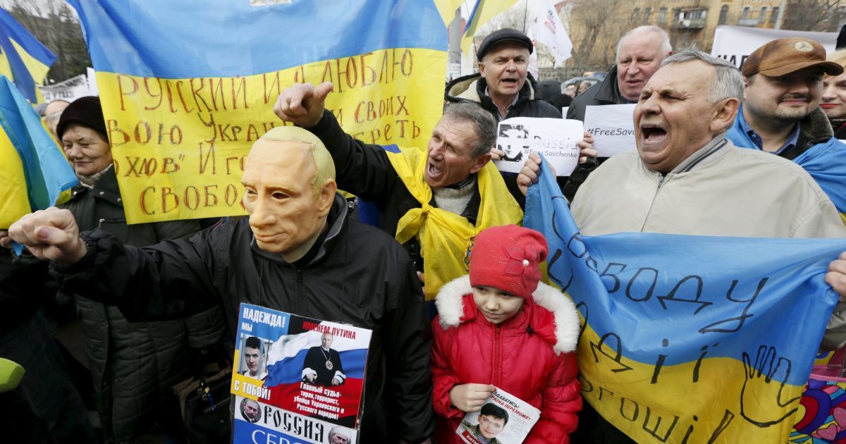 Активисты митингуют под посольством РФ / © Reuters