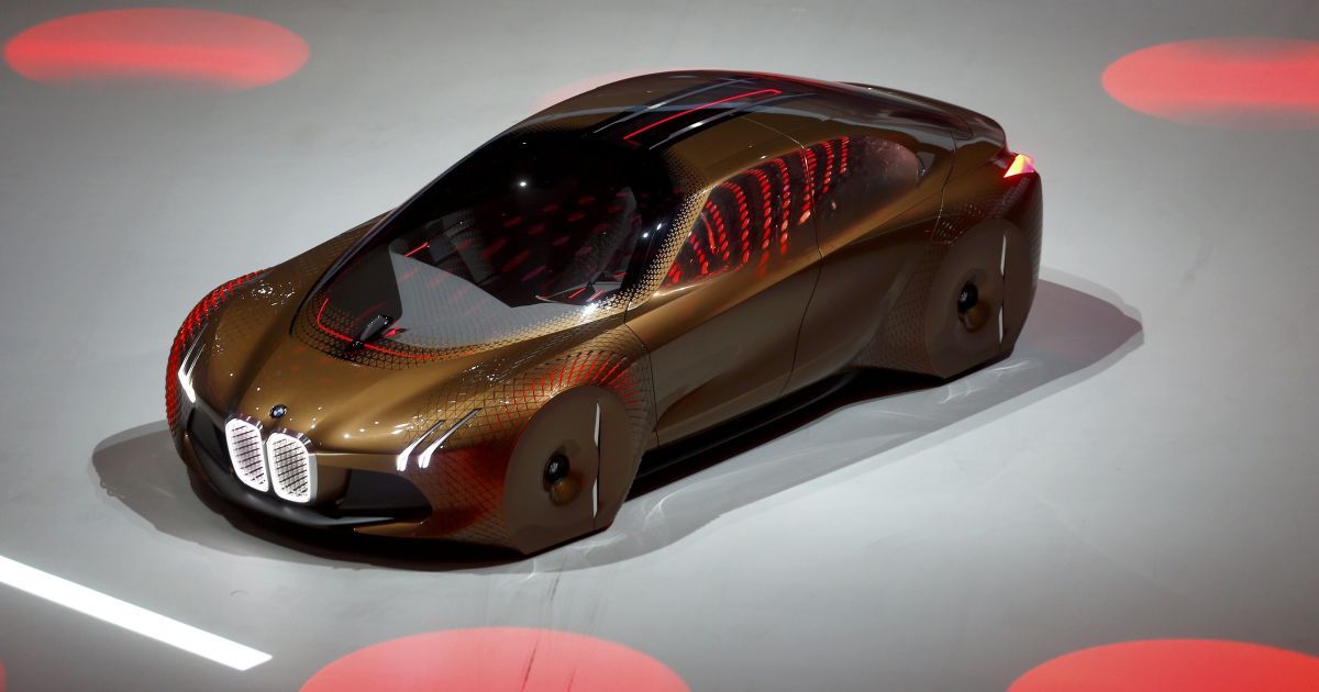 BMW представляет концептуальное авто "Vision Next 100" во время празднования своего столетия в Олимпийском зале в Мюнхене. / © Reuters