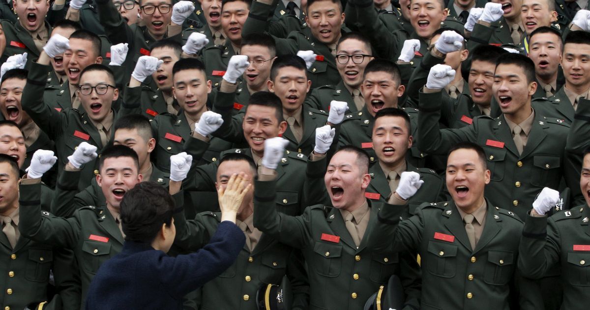 Президент Южной Кореи Пак Кын Хе веселится с новыми военными во время военной церемонии присяги главным военным соединением Южной Кореи. Всего 6003 выпускников из шести крупных военных академий страны были приведены к присяге. / © Reuters