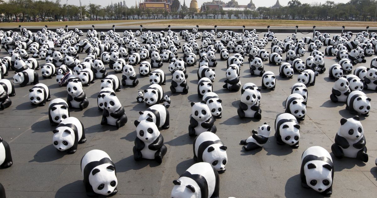 1600 скульптур панд перед Большим дворцом во время выставки французского художника Пауло Гранжена в Бангкоке, Таиланд. / © Reuters
